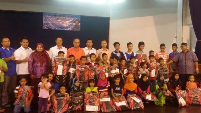 Umno Terus Prihatin. Seramai 70 Pelajar Menerima Bantuan Awal Persekolahan. - Berita