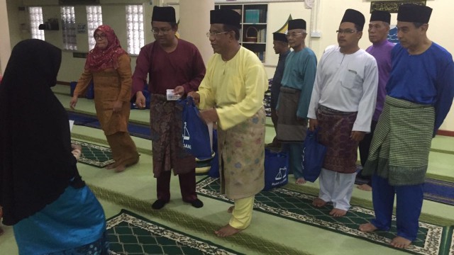 81 Warga Kurang Berkemampuan Zon Air Biru Dibantu - Berita