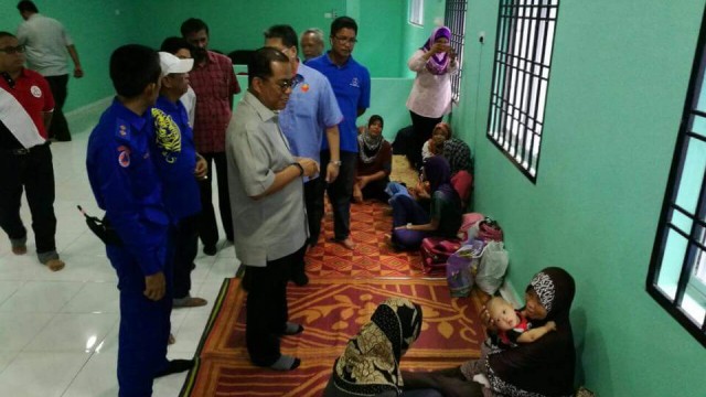 Kerajaan Negeri Sumbang Rm 80,000 Bantu Mangsa Ribut Kg Pasir Putih - Berita