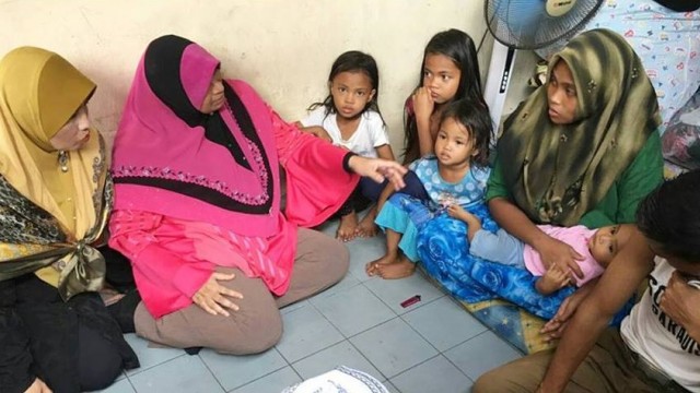 Tujuh Beranak Tinggal Di Kaki Lima Dapat Perhatian Wakil Rakyat - Normala Abdul Samad
