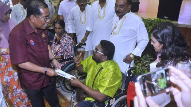 Majlis Sumbangan Deepavali Kepada 100 Orang Kurang Bernasib Baik - Berita