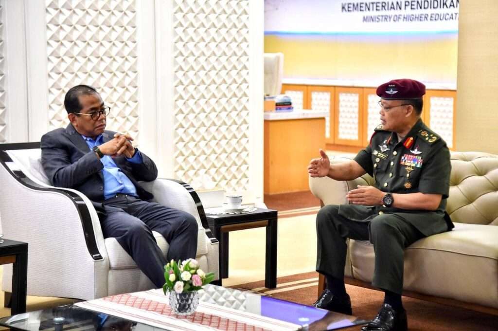 Menteri Pendidikan Tinggi Menerima Kunjungan Hormat Daripada Leftenan Jeneral Datuk Hasagaya Abdullah - Berita