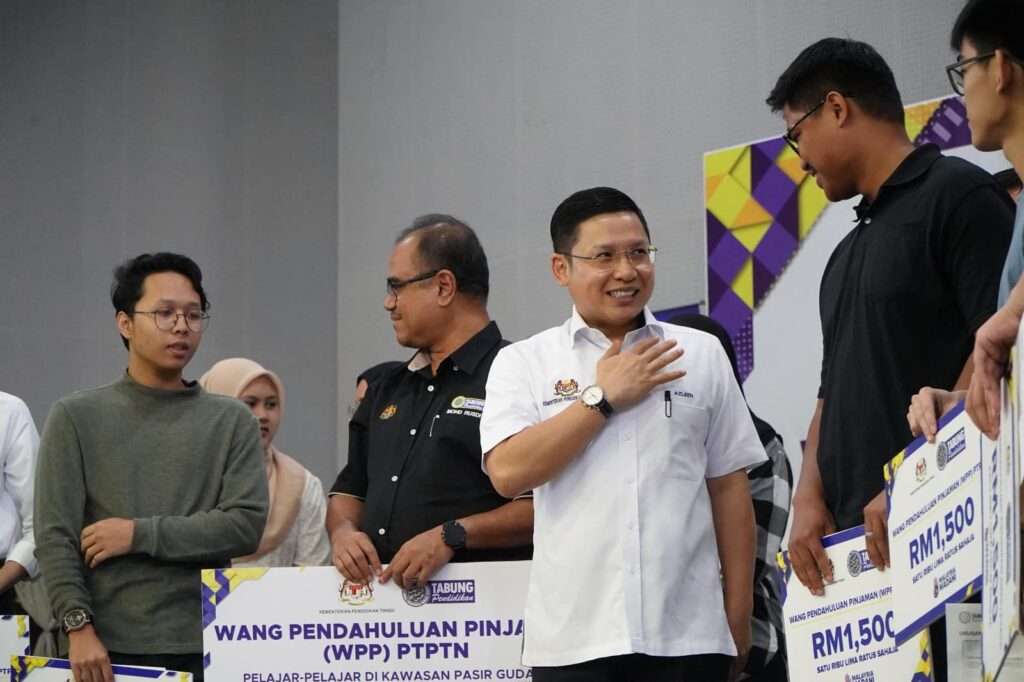 Majlis Penyerahan Wang Pendahuluan Pinjaman Ptptn Pasir Gudang - Azleen Ambros